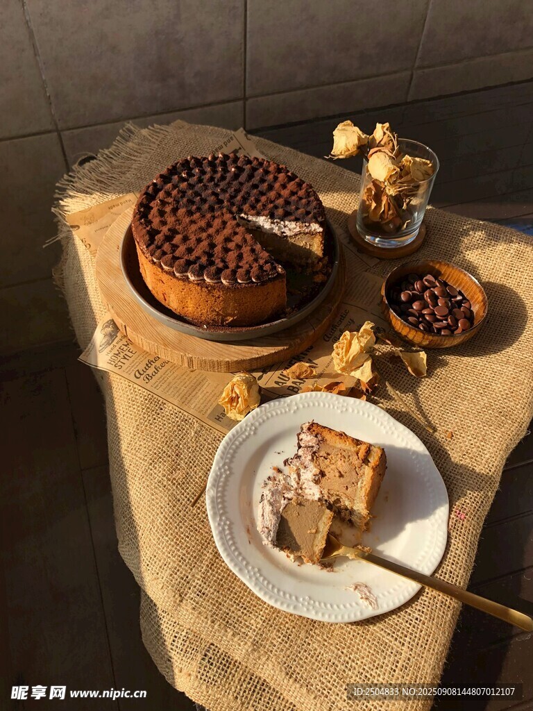 美味糕點(diǎn)擺放在質(zhì)樸桌布上