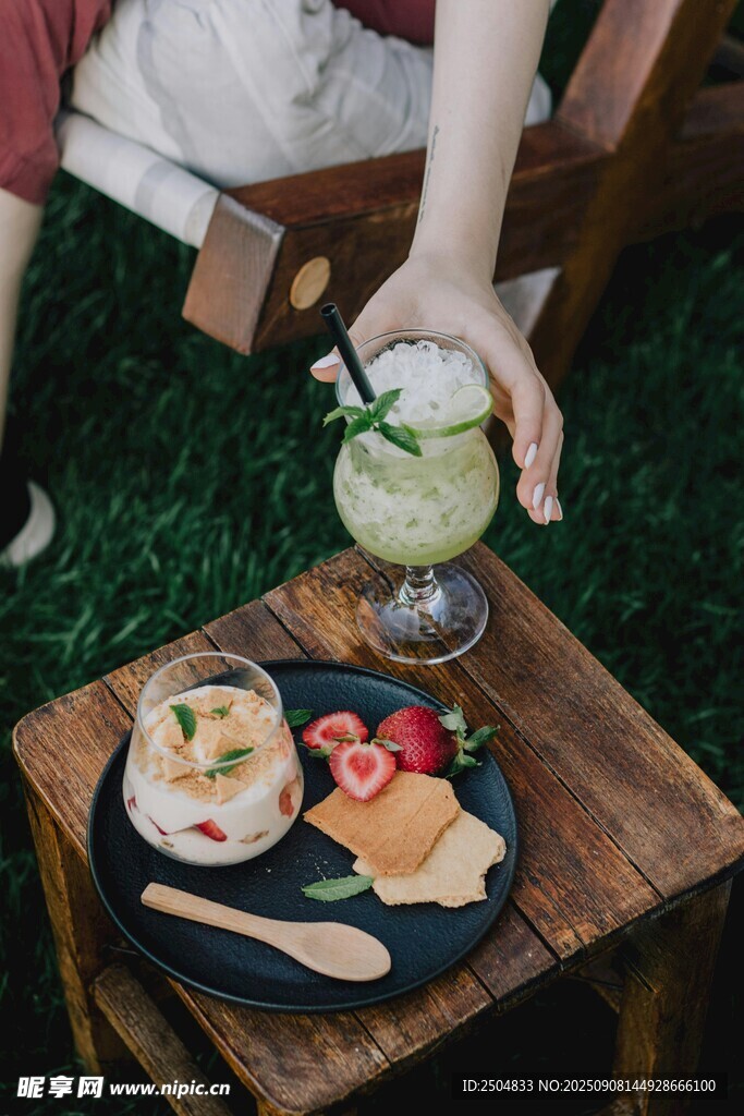 戶外小桌上的美食與飲品