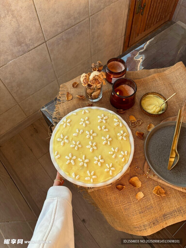 手持一碗美味玉米粒