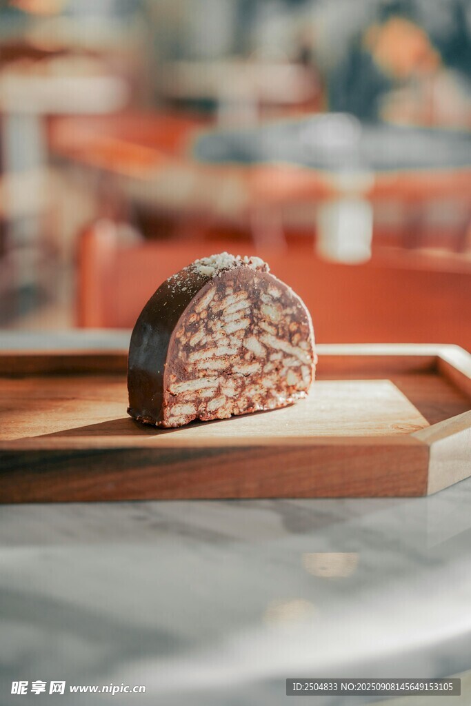 美味糕點(diǎn)置于古樸托盤上