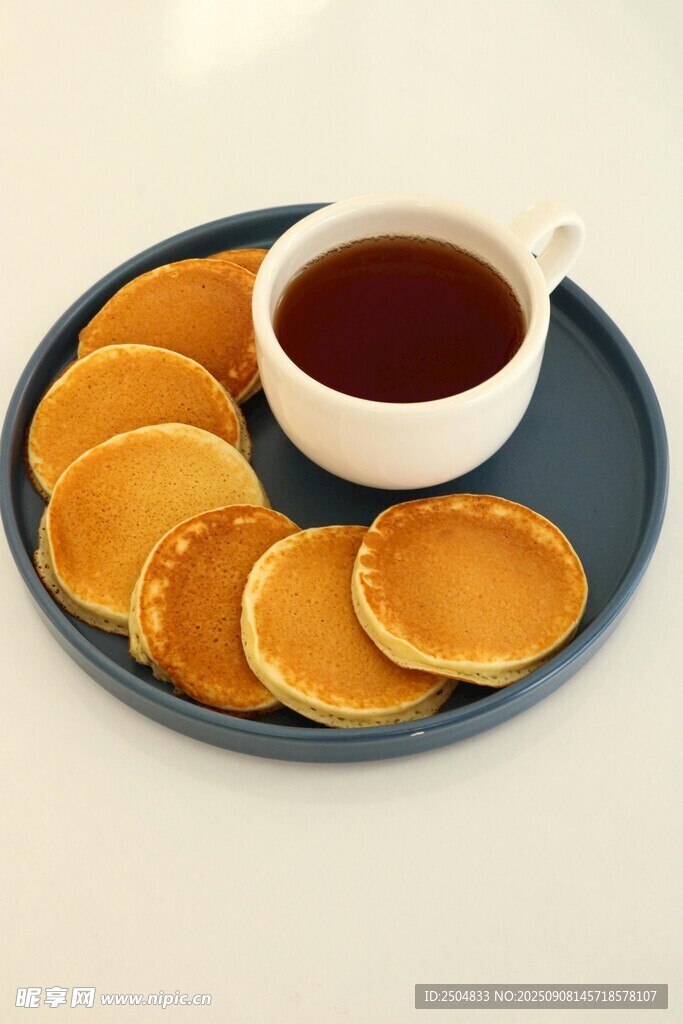 藍(lán)色盤上的煎餅與熱茶