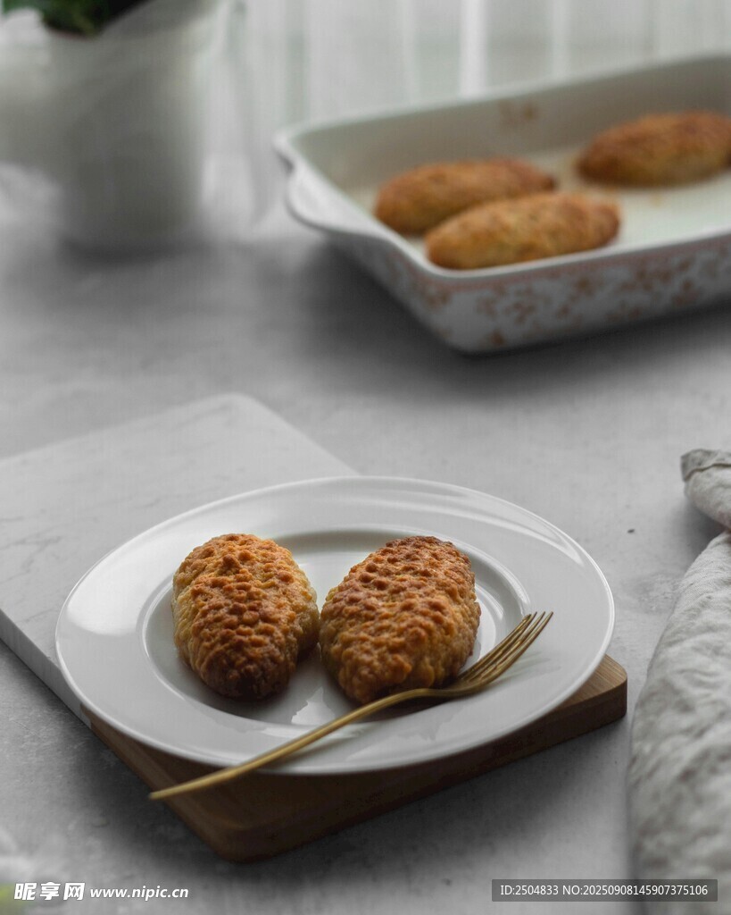 美味炸物擺于精致盤中