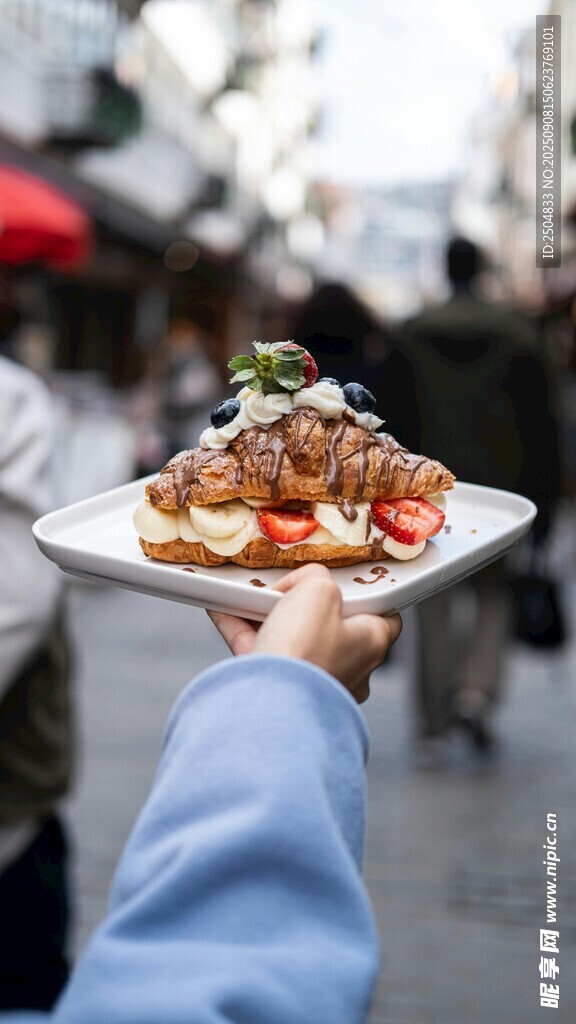 街頭手持美食的誘人瞬間