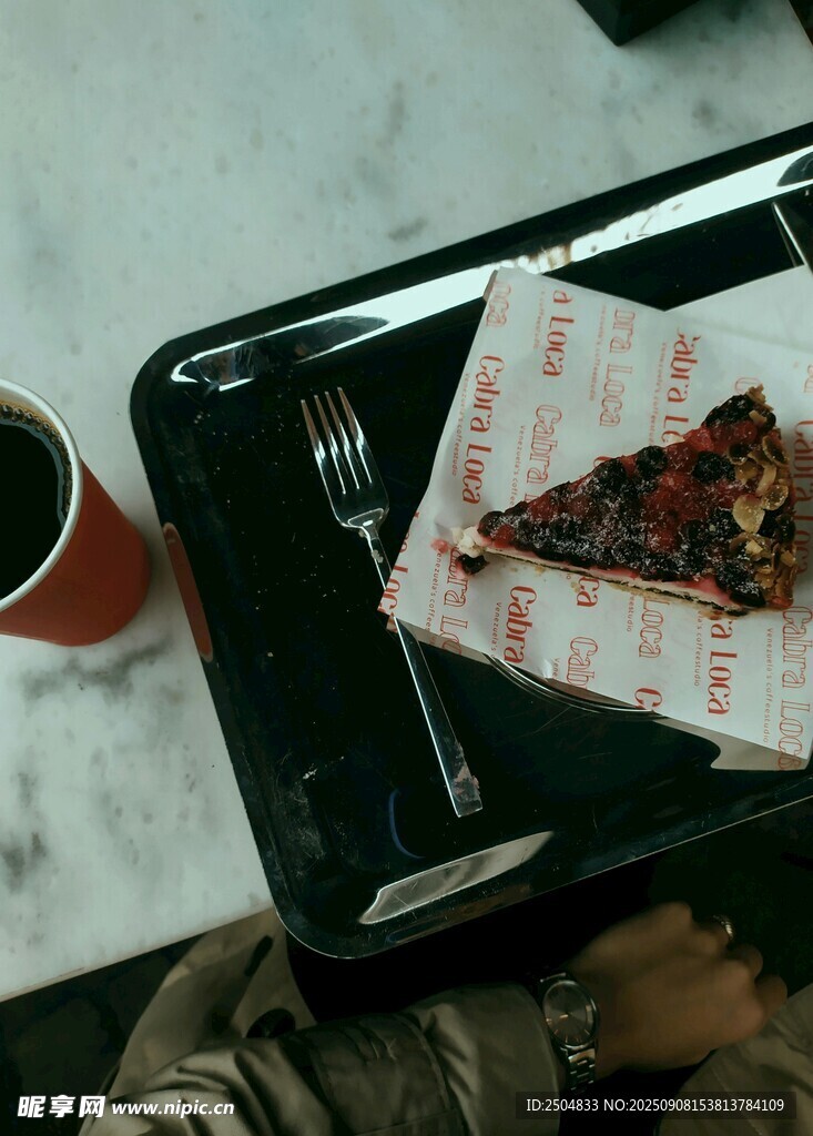 托盤上的披薩與飲料