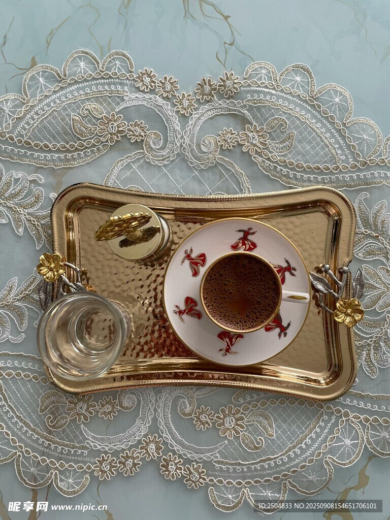 金色托盤上的精致咖啡杯具