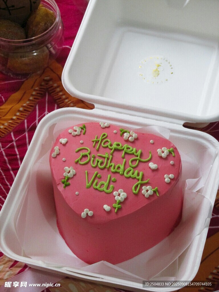 心形生日蛋糕待享用