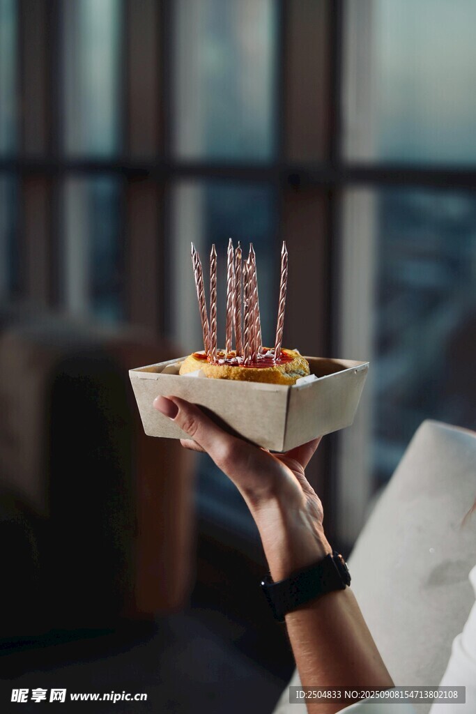 手持生日蛋糕慶祝時(shí)刻