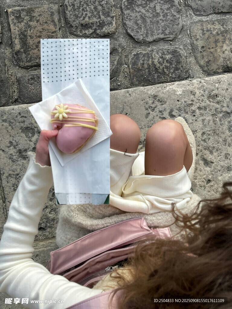 嬰兒手持紙張玩耍
