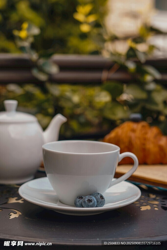 戶外雅致茶具與茶杯