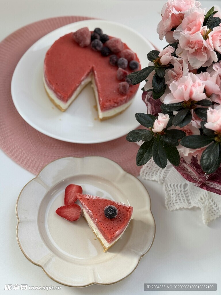 精致莓果蛋糕與鮮花搭配