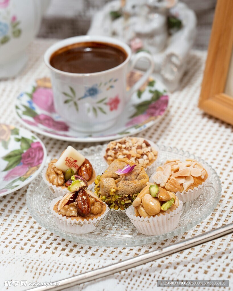 精致茶點(diǎn)與香濃咖啡