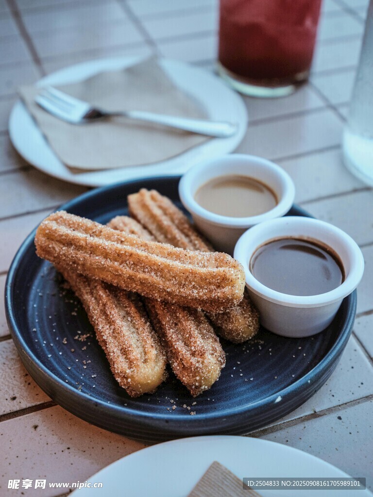 美味西班牙油條配蘸醬