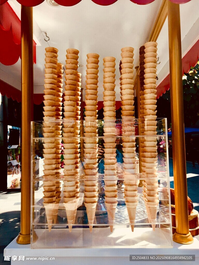 壯觀紙杯塔藝術(shù)展示
