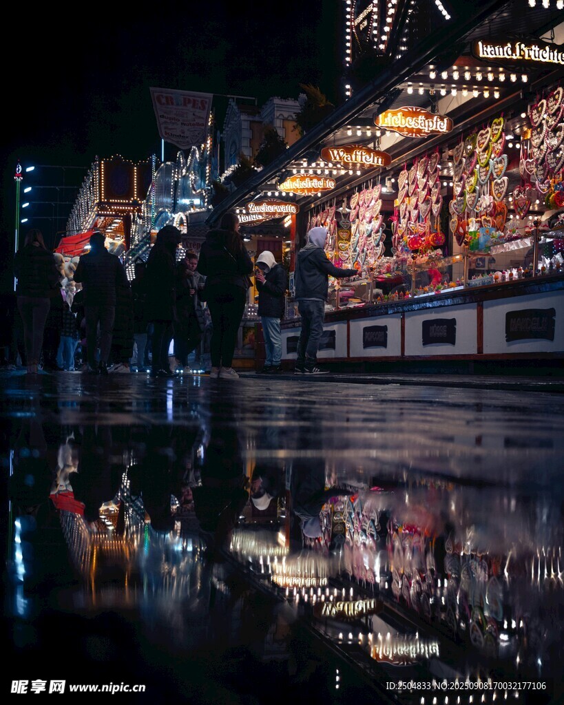 夜晚熱鬧的集市倒影景觀