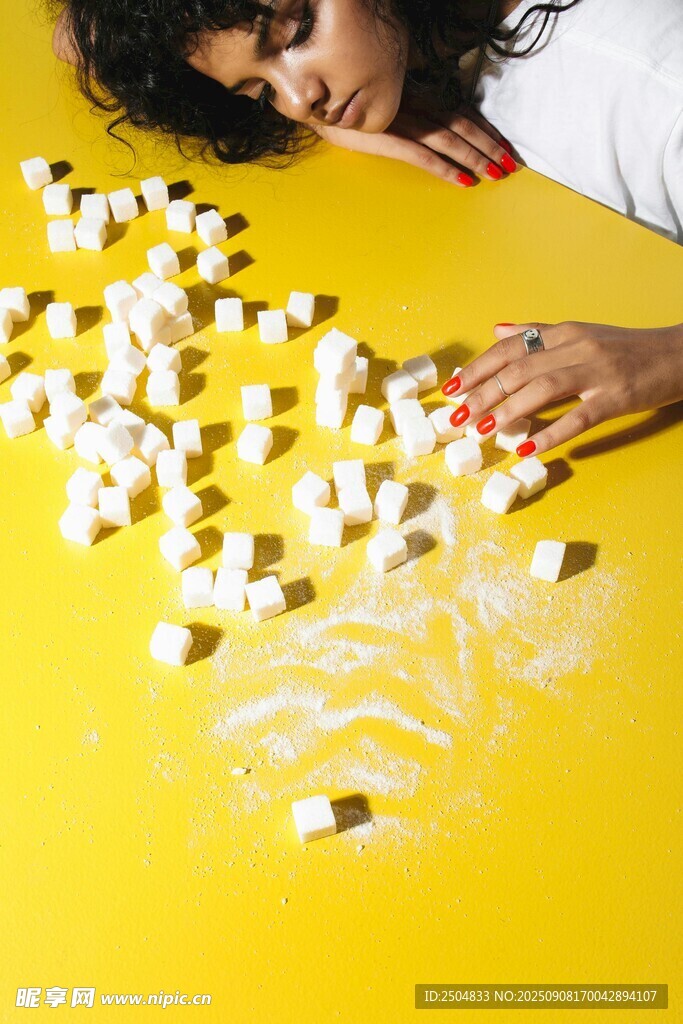 女子擺弄散落黃色桌面棋子