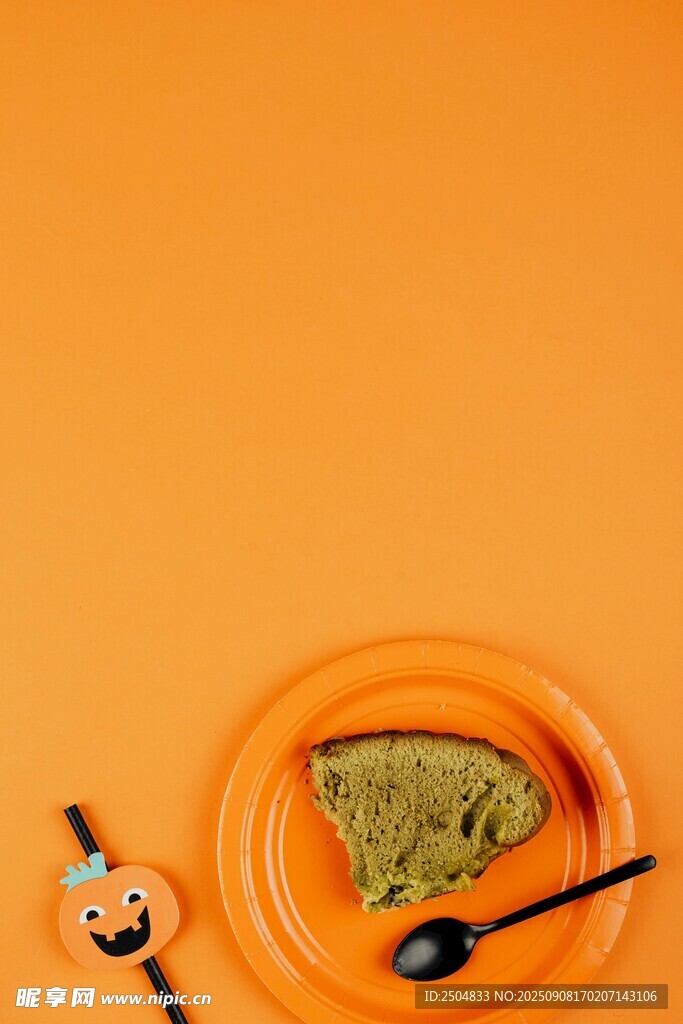橙色盤上的抹茶甜點(diǎn)
