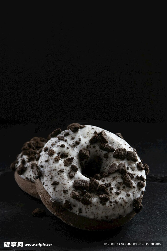 巧克力碎頂美味甜甜圈