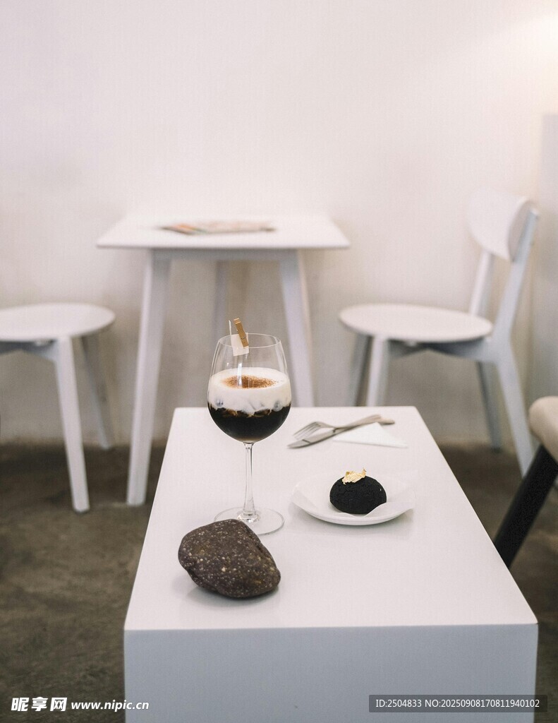 簡約白色系室內(nèi)咖啡場景