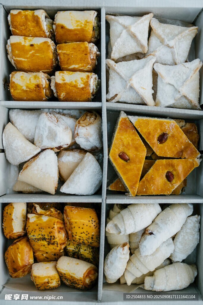 多樣美味糕點與玉米展示