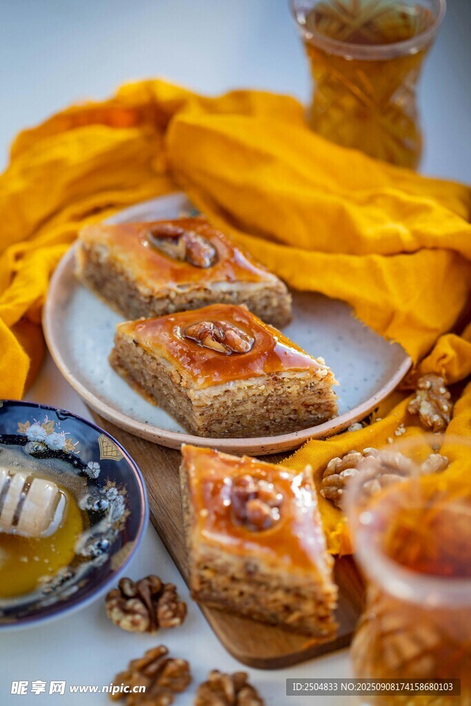 美味傳統(tǒng)糕點與堅果組合