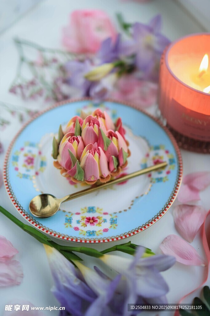 精致甜點(diǎn)配花卉與燭火