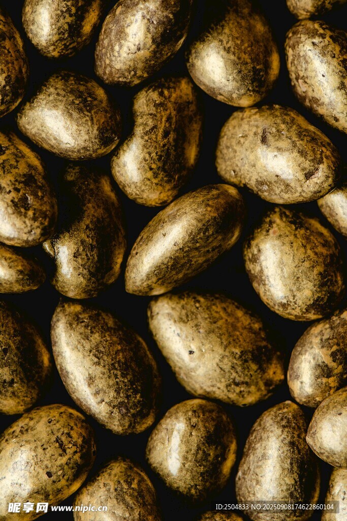 金色飽滿的顆粒狀物體