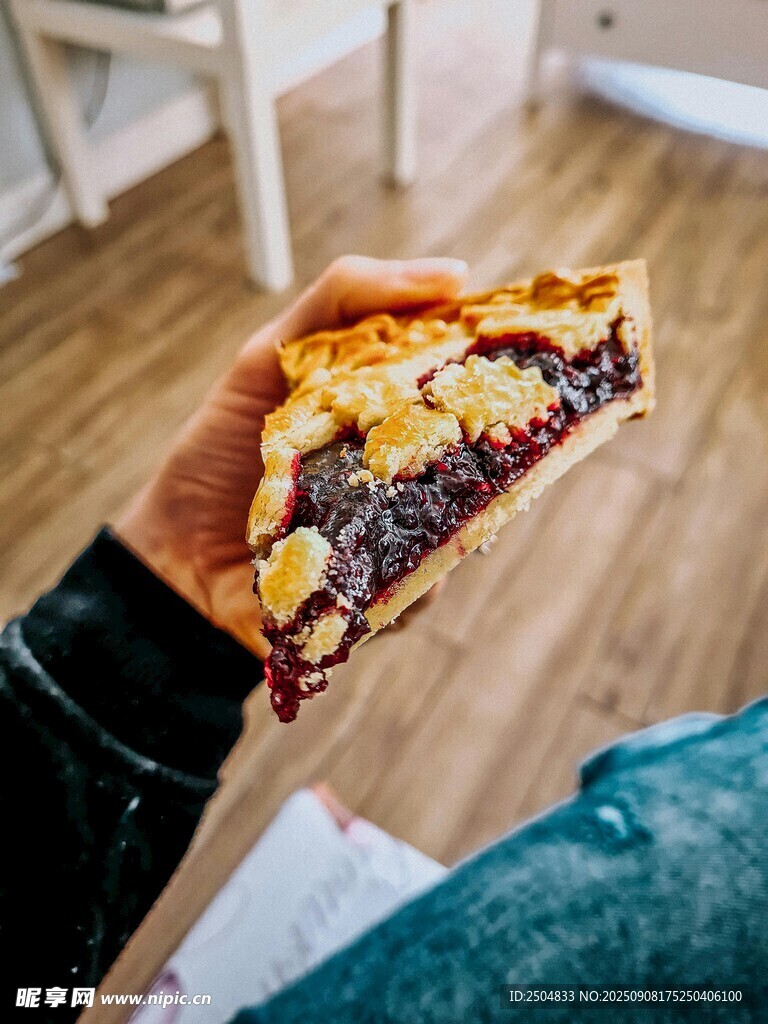 手持美味藍 派