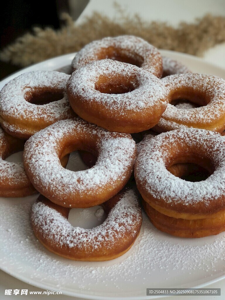 撒糖粉的美味甜甜圈