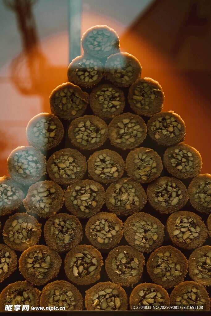 堆疊的精美巧克力球