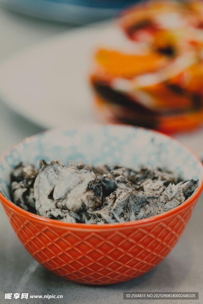 橙色碗中的黑色食物