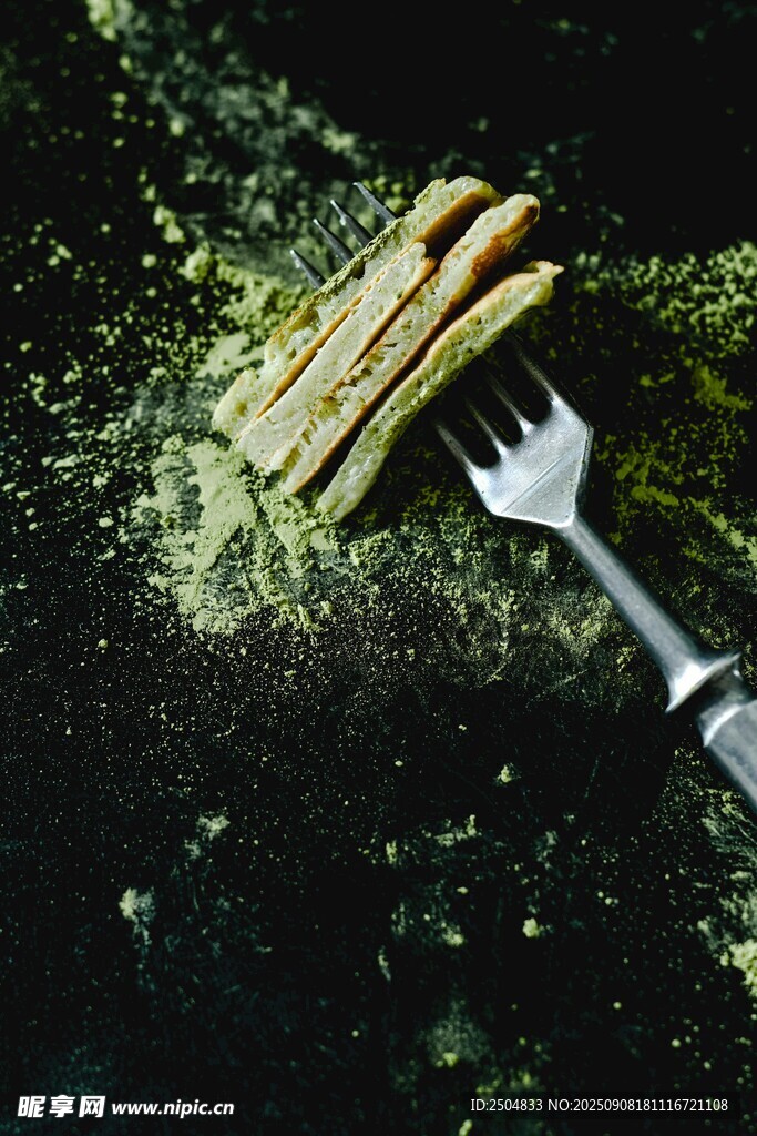 叉子旁的翠綠蘆筍