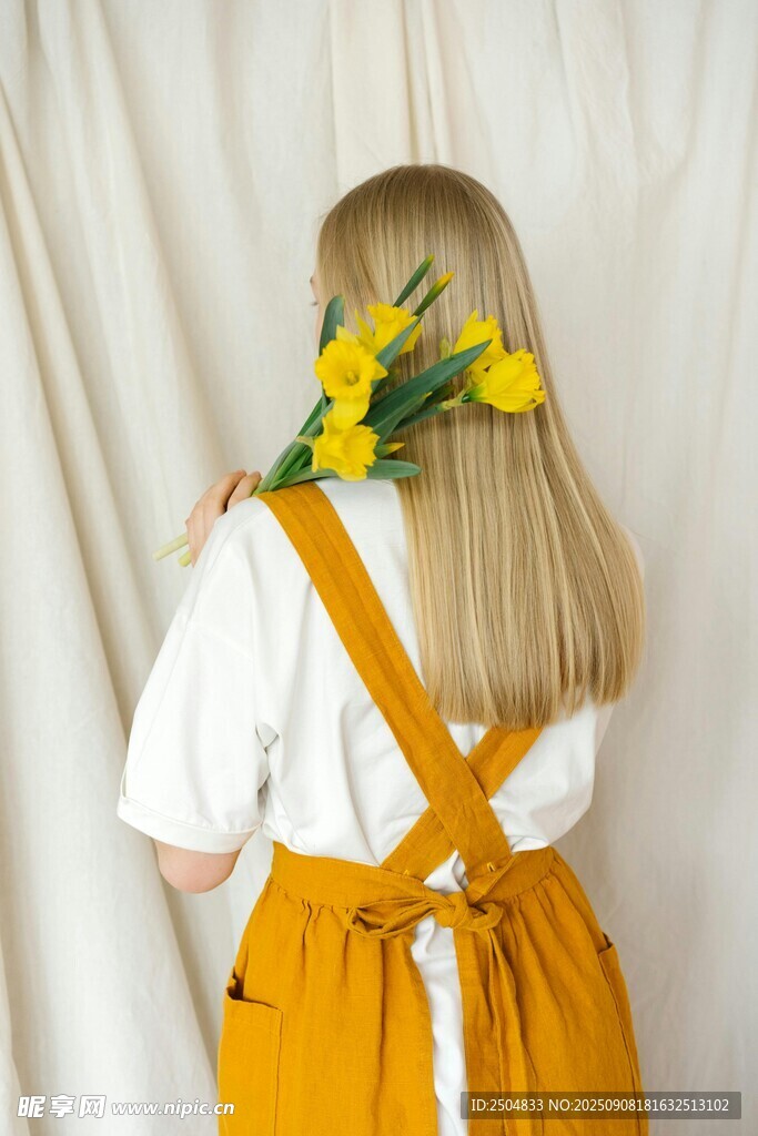 背帶裙少女與黃色花朵