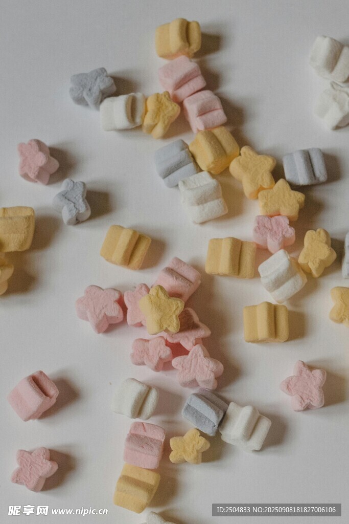 多彩小糖果散落畫面