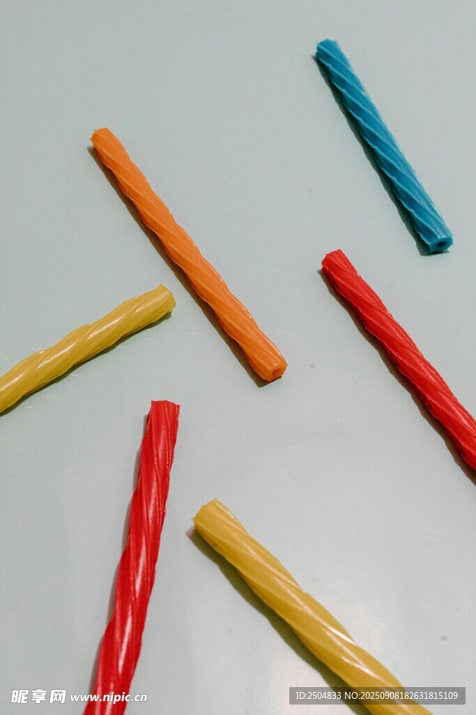 多彩蠟筆散落在桌面
