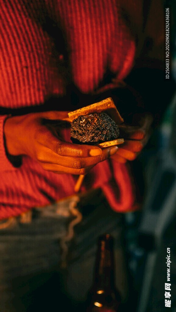手捧鈔票的紅衣場景