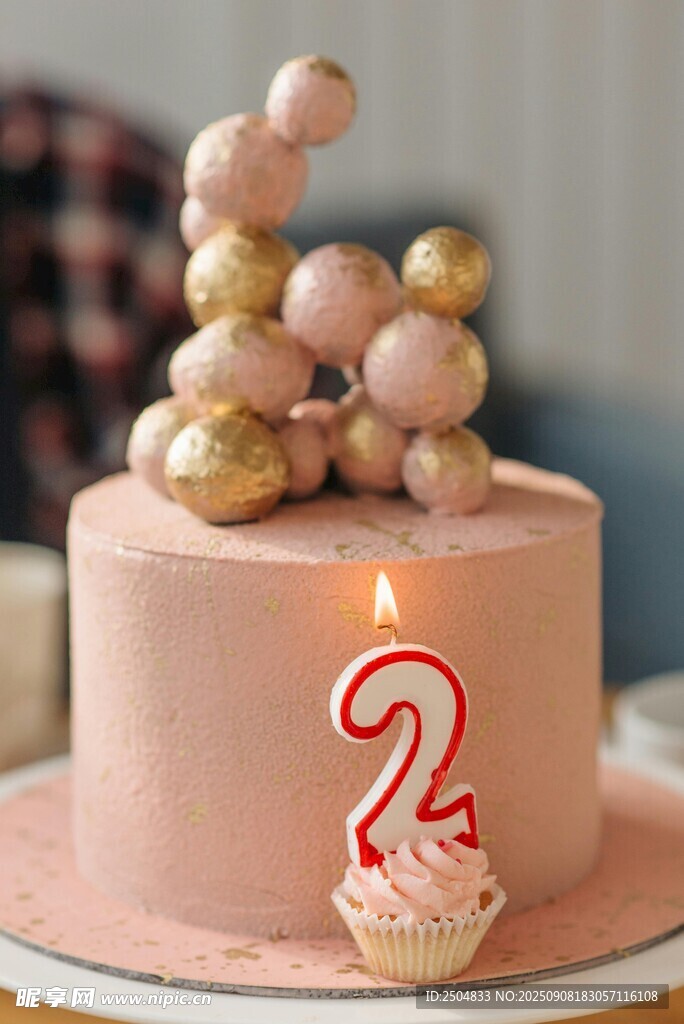 兩歲生日粉色蛋糕慶祝