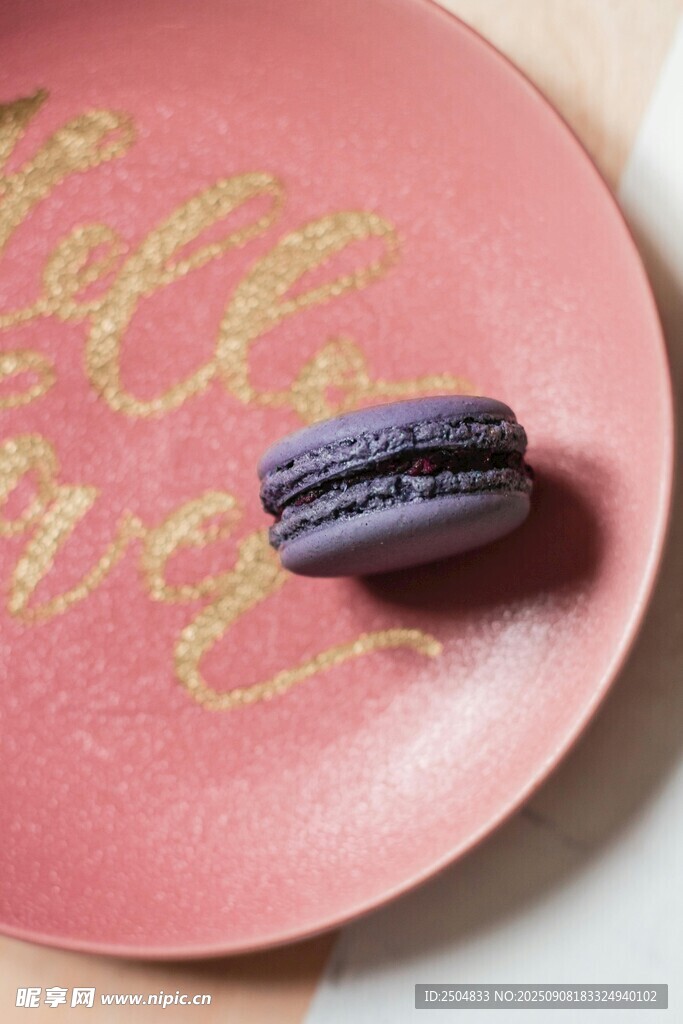 粉色盤上的美味馬卡龍