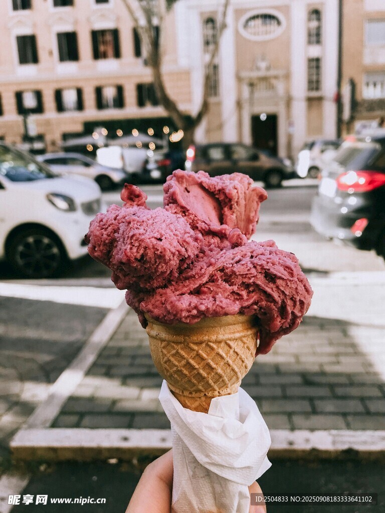 街頭手持的美味冰淇淋