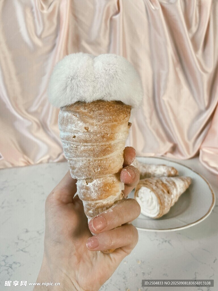 手持美味冰淇淋特寫