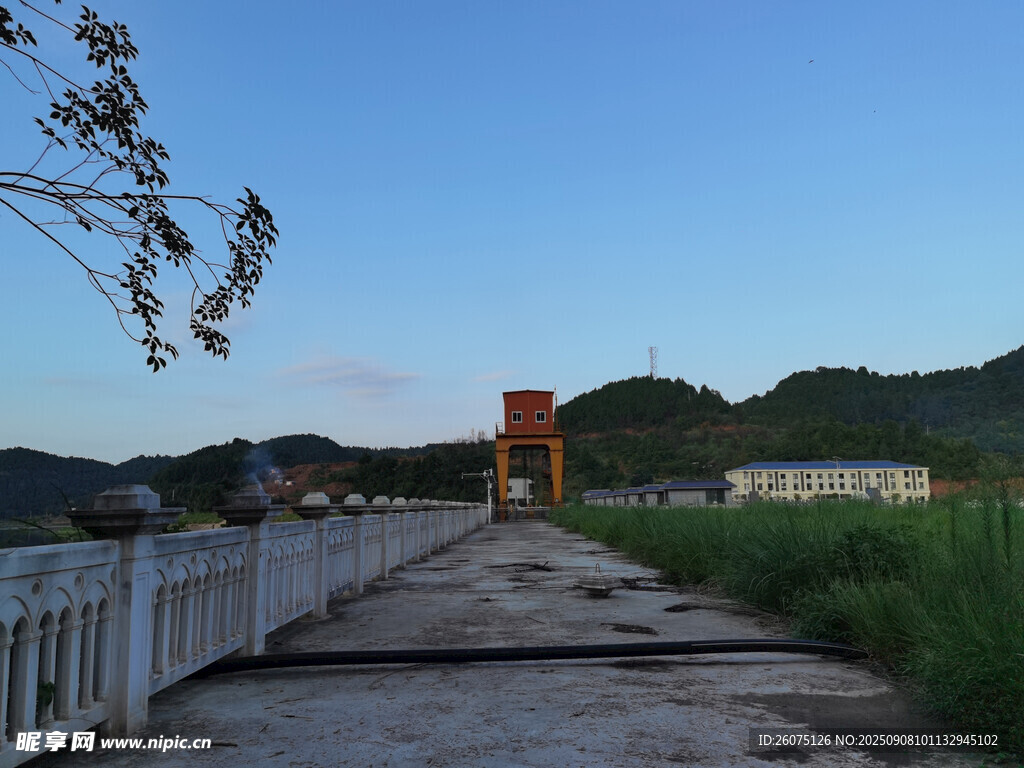鄉(xiāng)村橋景遠(yuǎn)山近水綠意濃