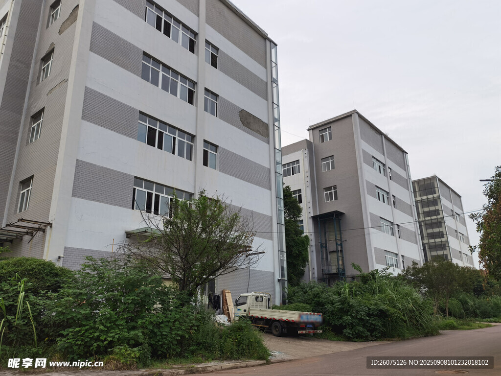 現(xiàn)代風(fēng)格多層建筑景觀