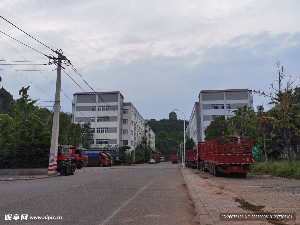 鄉(xiāng)村道路旁的建筑與車輛