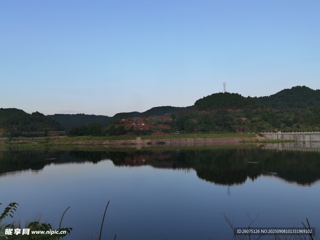 寧?kù)o湖畔的自然美景