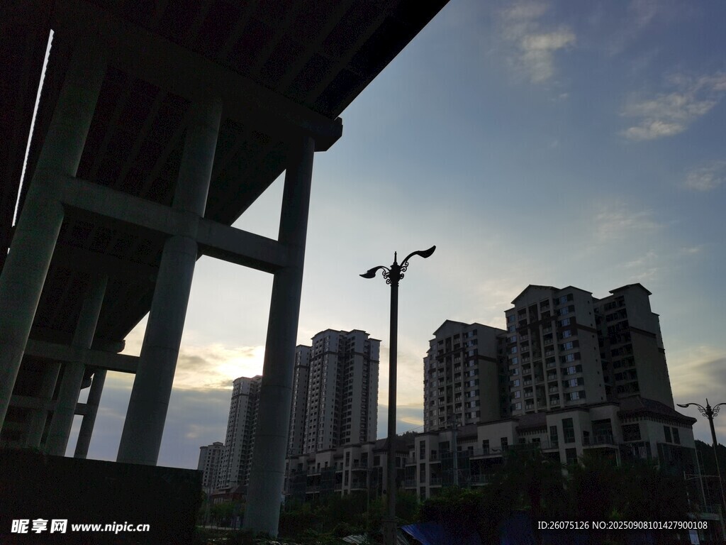 黃昏下的城市建筑與高架橋景觀