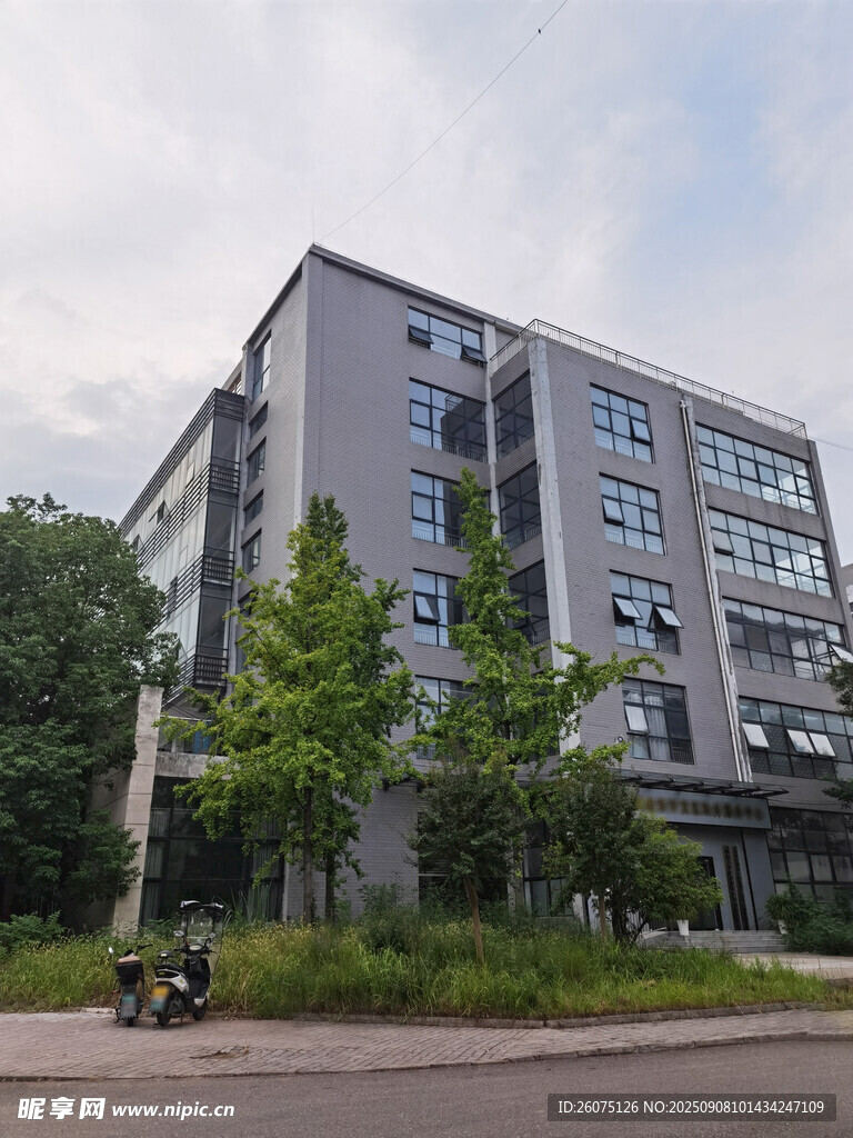 現(xiàn)代風(fēng)格多層辦公建筑