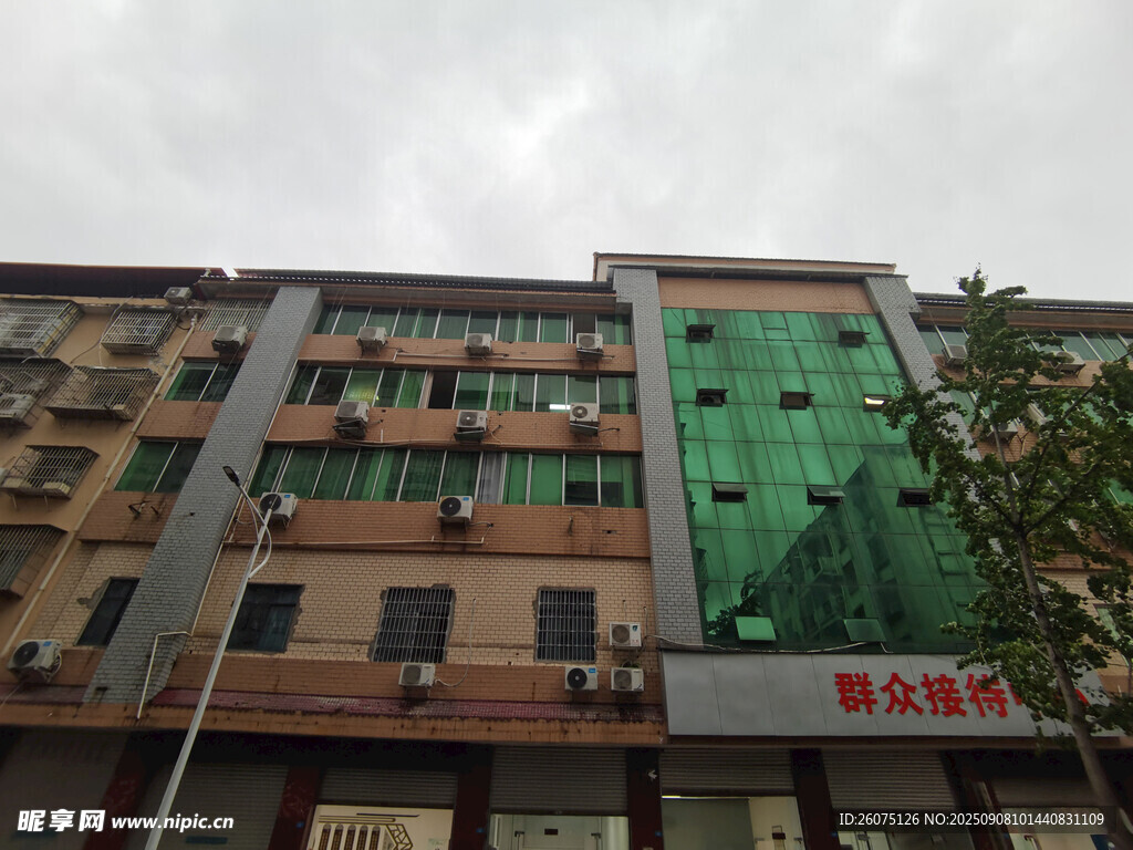 城市中正在施工的多層建筑