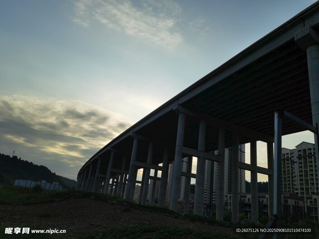 黃昏下的高架橋