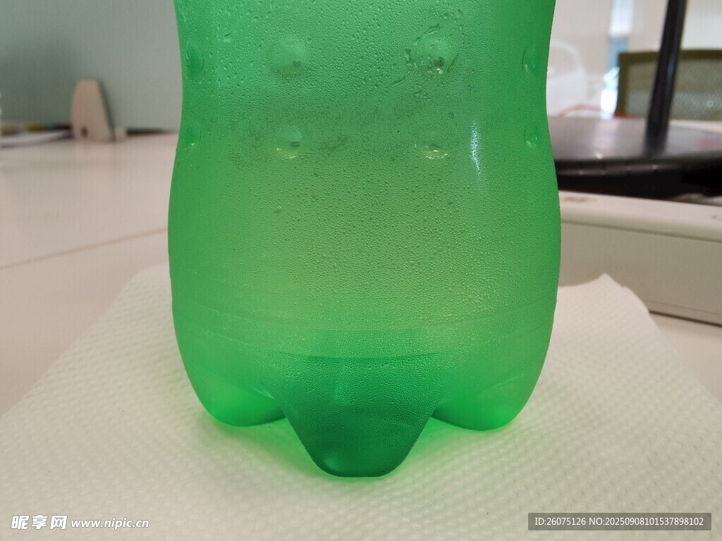 綠色塑料瓶底部特寫