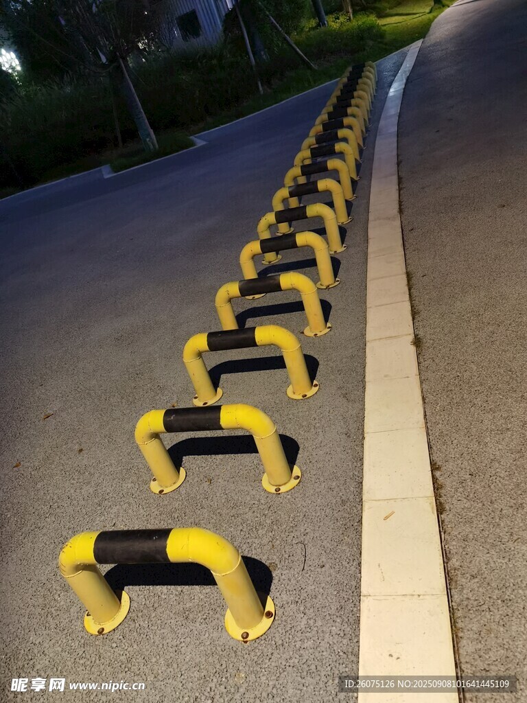 道路旁的黃色防撞護欄