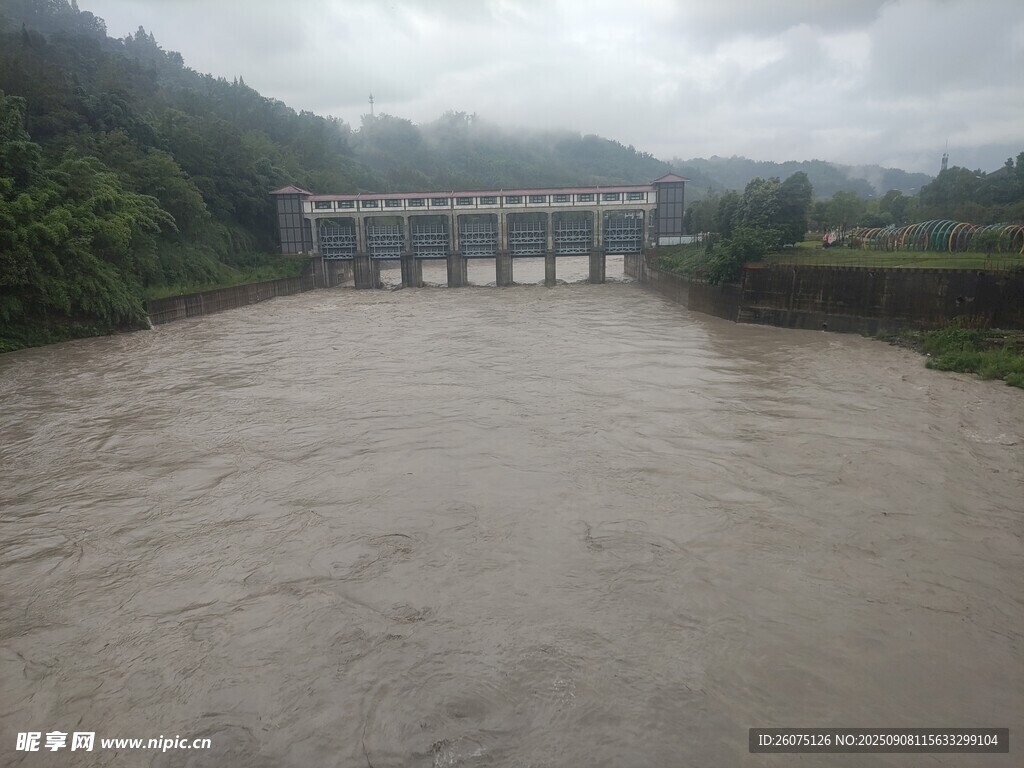 雨中湍急河流上的橋梁